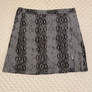 Mini skirt with snakeskin pattern.